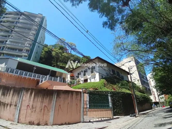 Laranjeiras | Casa 9 quartos, sendo 3 suites