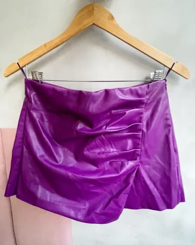 Short Saia Zara roxa de couro sintético  drapeada