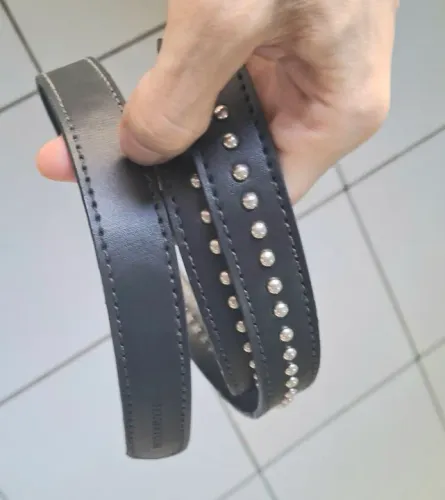 Cinto Damyller de couro com tachas