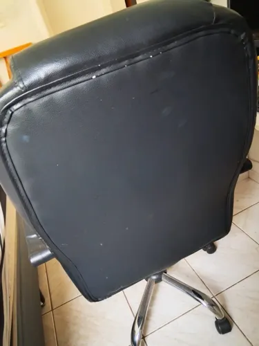 Cadeira de escritório Healer James preta com estofado de couro sintético