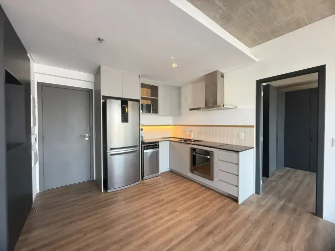 Apartamento (semi mobiliado) com 93m2 com 2 dormitórios (suíte) em Pinheiros - São Paulo -