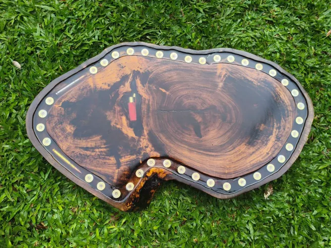 Tábua de madeira rústica com detalhes únicos