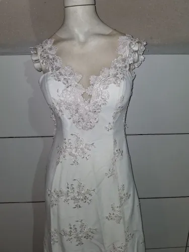 Vestido de noiva elegante com detalhes em renda