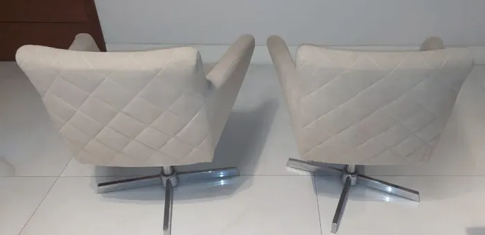 Poltrona estofada giratória com pés de metal