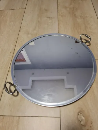Bandeija de vidro, ideal para apoiar bebidas, com alça.