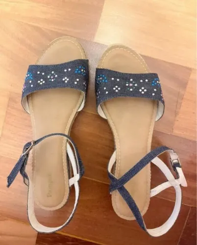 Sandálias Jeans com Detalhes Florais - Pampili
