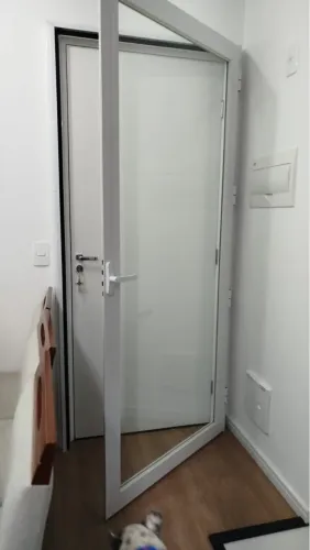 Porta anti ruído sobreposta