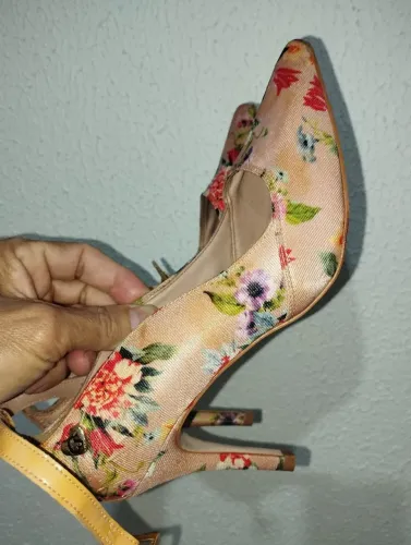 Sandália floral salto fino número 34