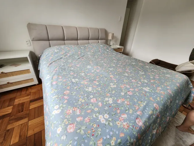 Cama queen acolchoada com cabeceira