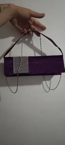 Bolsa de festa roxa com detalhes em strass e corrente