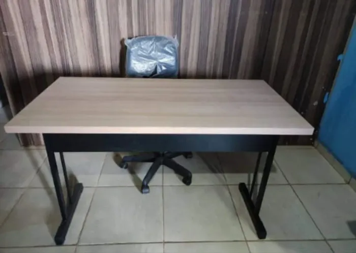 Mesa de escritório 120x60 sem gaveta com design moderno / mesa reta / escrivaninha 