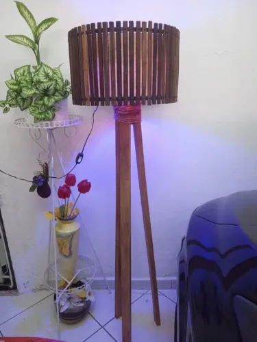 Luminária de pé em madeira rústica