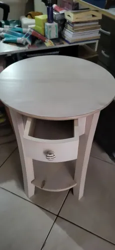 Mesinha redonda em madeira nova planejada 