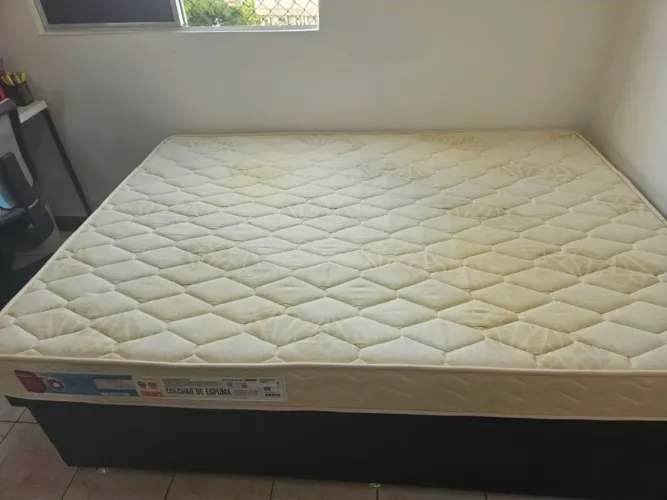 Cama e colchão tamanho CASAL