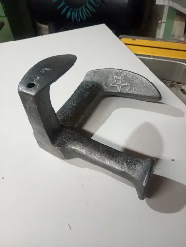 Peça de metal antiga para decoração