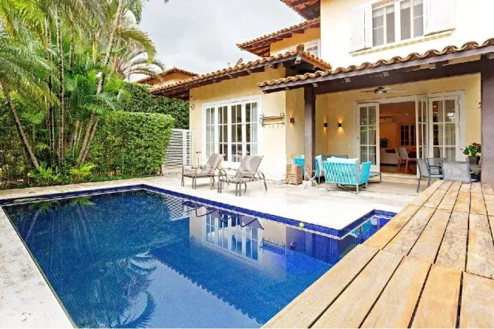 Casa à venda em condomínio fechado no Jardim Luzitânia