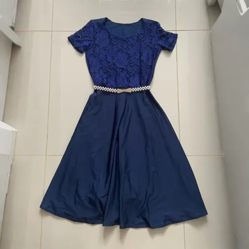Vestido Azul Marinho com Detalhes em Renda