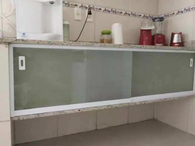 Armário de Cozinha com Portas de Vidro
