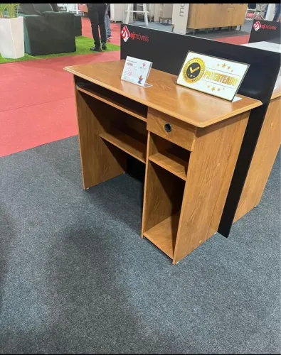 Escrivaninha Design Inovador com Prateleiras