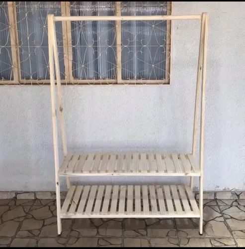Arara de madeira para roupas e calçados