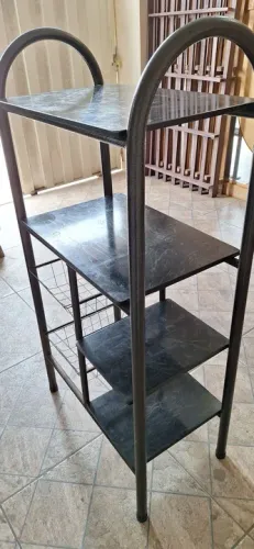 Prateleira de metal preta para organização