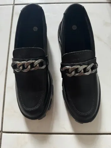 Sapato mocassim tratorado. Número 37. Usado uma vez para tirar foto.