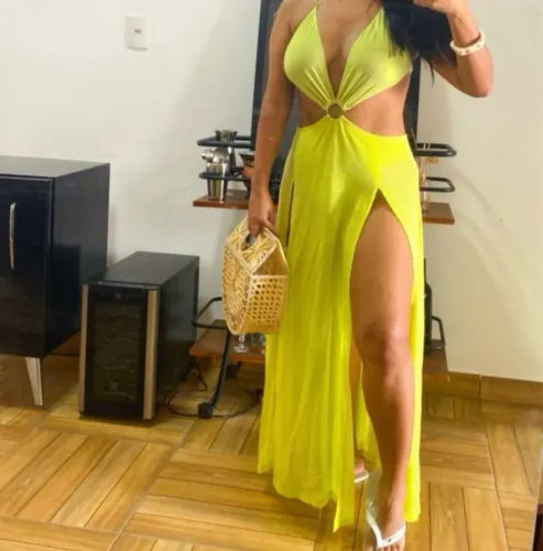 Vestido longo amarelo com fenda e decote