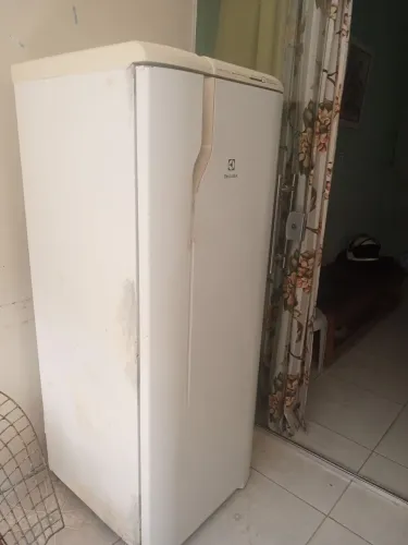 Vendo geladeira da marca Eletrolux em ótimo estado, funcionando perfeitamente.