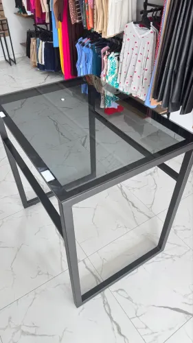 Mesa retangular em metal 1.0x0.76m