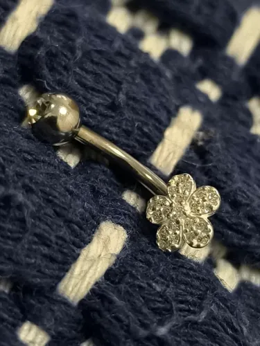 Piercing de umbigo de prata com haste de aço inox de flor cravejada com zircônia