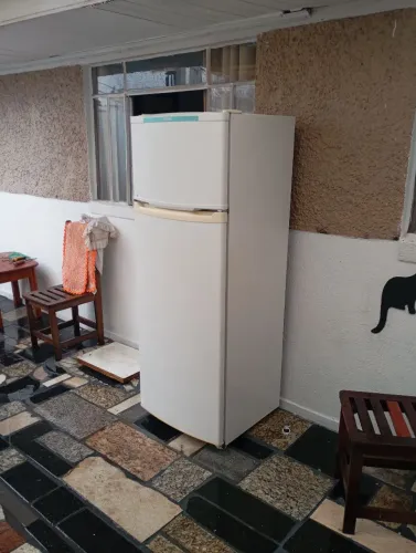 Vendo geladeira duplex sem ferrugem bem boa de lata motor novo só falta colocar o gás tá 1