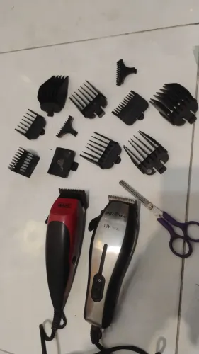 Duas Máquinas de cortar cabelo (WAHL E BRITÂNIA)
