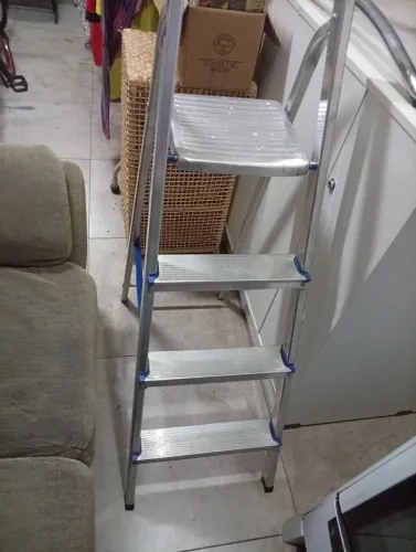 Escada de alumínio 4 degraus