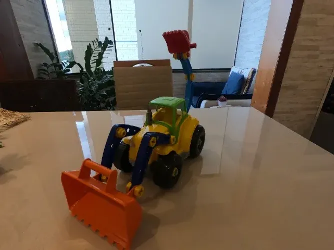 Trator Didático Retroescavadeira Desmontável Poliplac ? Educativo