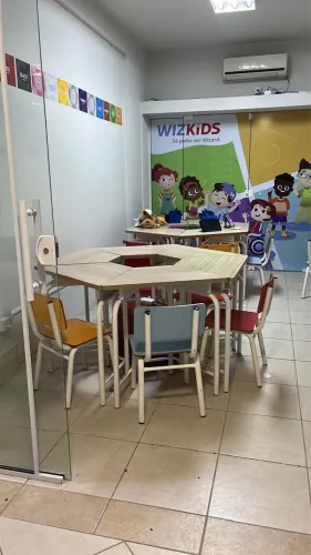 Conjunto mesas e cadeiras infantil 6 lugares