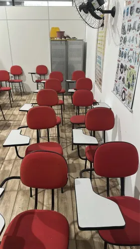 Desapegando de mesas e cadeiras para escritório ou salas de estudos 