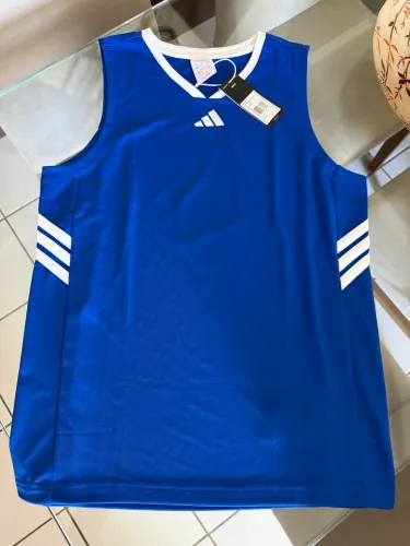 Regata Adidas original, nova, nunca usada e ainda com etiqueta.