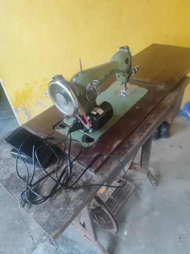 Máquina de costura modelo antigo