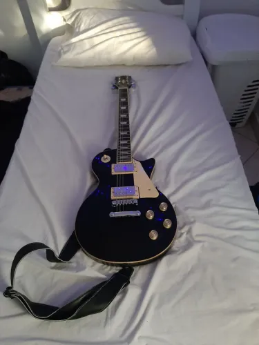 Les Paul 230 Strinberg com Amplificador e mochila.