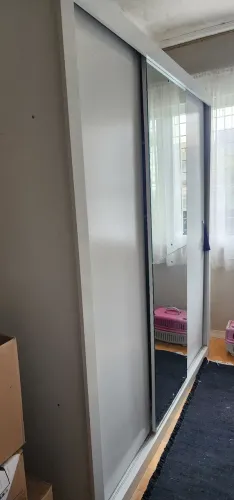 Guarda-roupa branco em MDF portas de correr com espelho