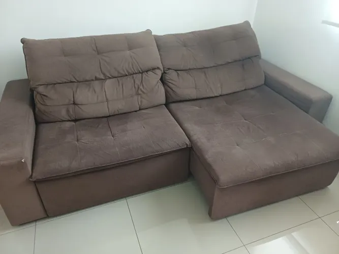 Sofá em tecido marrom