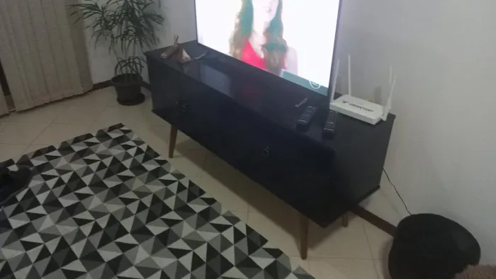 Rack para TV Preto com Pés de Madeira