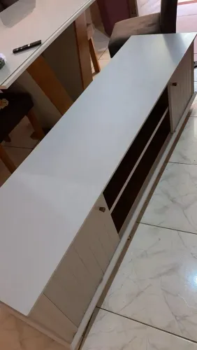 Rack para TV com Portas Ripadas de Correr - Moderno e Conservado