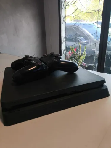 PS4 SLIM e 2 CONTROLES