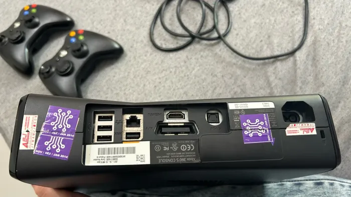 VENDO XBOX 360 SLIM COM 2 CONTROLES