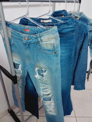 Peças de roupas jeans/ calças e camisas