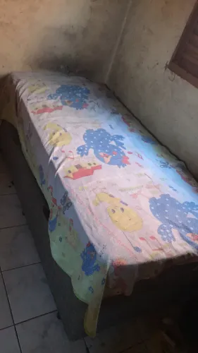 Cama box solteiro, o colchão é usado e precisando de higienização