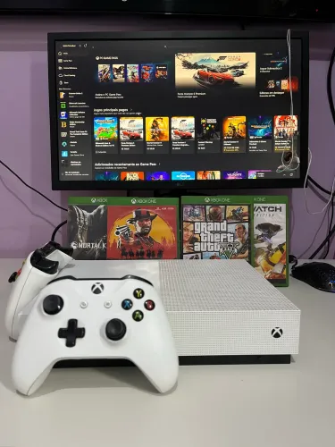 Xbox One S 1TB + 2 Controles + 4 Jogos de Brinde!