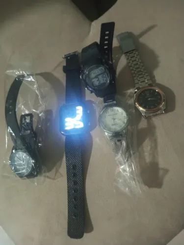 Relógios semi novo tudo por 50 reais