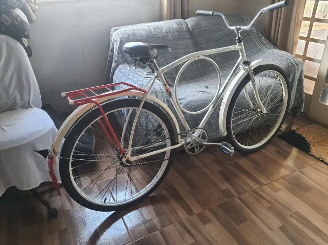 Bicicleta antiga contra pedal